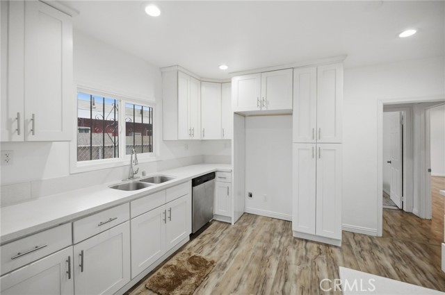 Detail Gallery Image 13 of 44 For 1345 W 51st Pl, Los Angeles,  CA 90037 - 6 Beds | 3 Baths