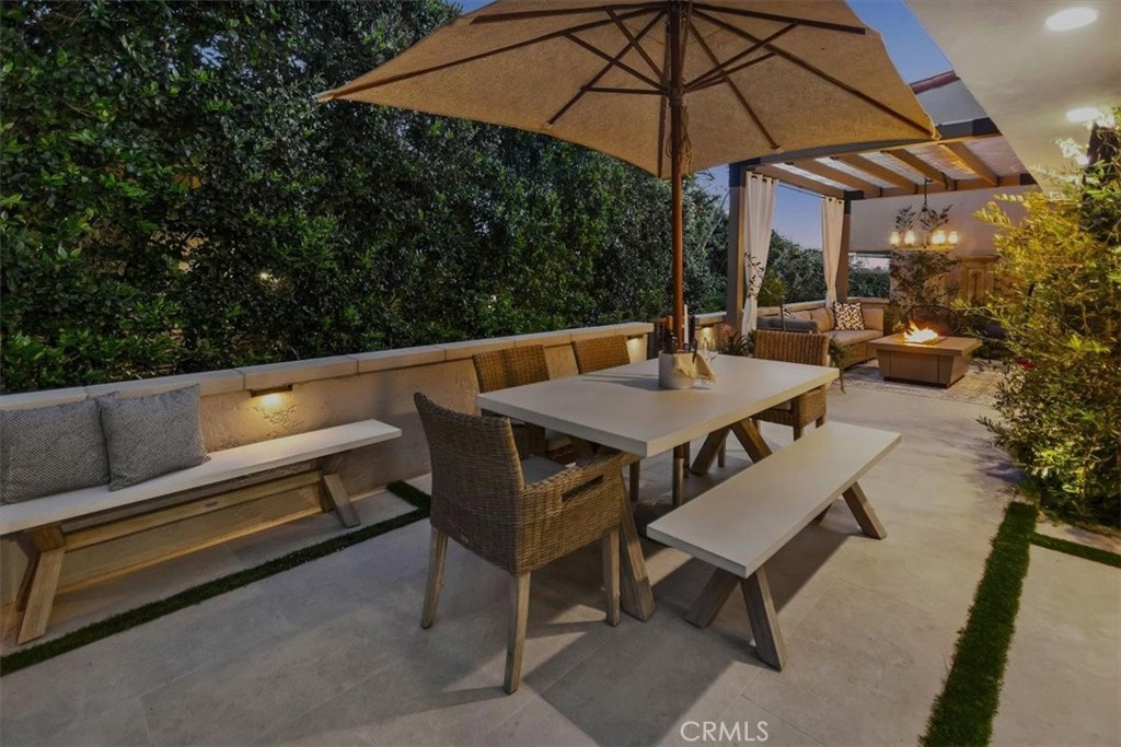 https://media.crmls.org/medias/61df697b-7baf-49a3-a13c-33d396f83650.jpg?preset=X-Large