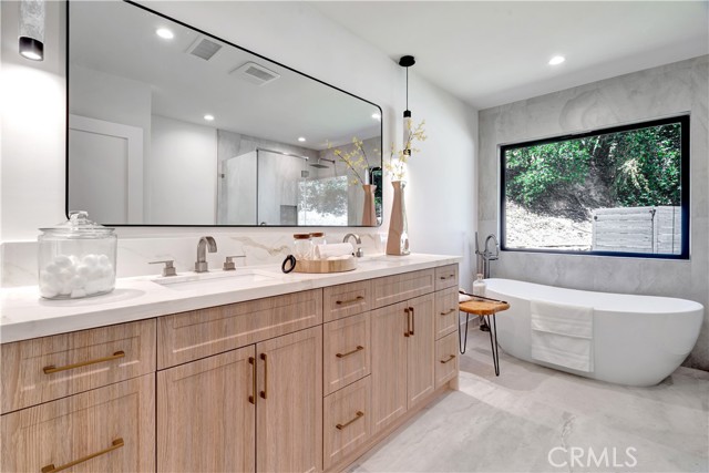 Detail Gallery Image 17 of 28 For 4830 Hasekian Dr, Tarzana,  CA 91356 - 4 Beds | 4/1 Baths