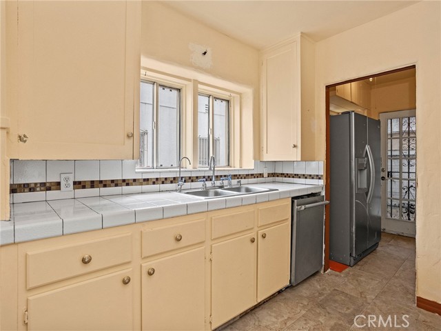 Detail Gallery Image 9 of 44 For 623 S Hillview Ave, Los Angeles,  CA 90022 - 2 Beds | 1 Baths