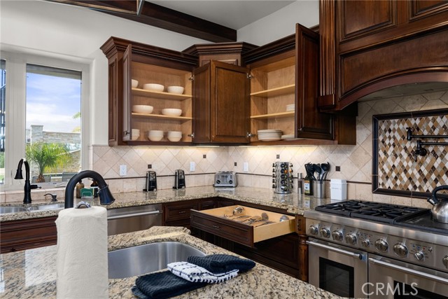 Detail Gallery Image 10 of 66 For 39625 Calle Cabernet, Temecula,  CA 92591 - 8 Beds | 6/3 Baths