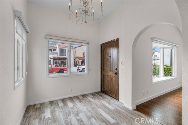 211 La Verne Avenue, Long Beach CA: https://media.crmls.org/medias/61e745ed-4055-4f34-9457-9789af61a141.jpg