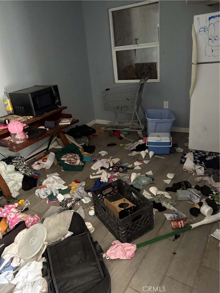 https://media.crmls.org/medias/61e9bd44-8a7c-42c9-a822-eb2461d5156c.jpg?preset=X-Large