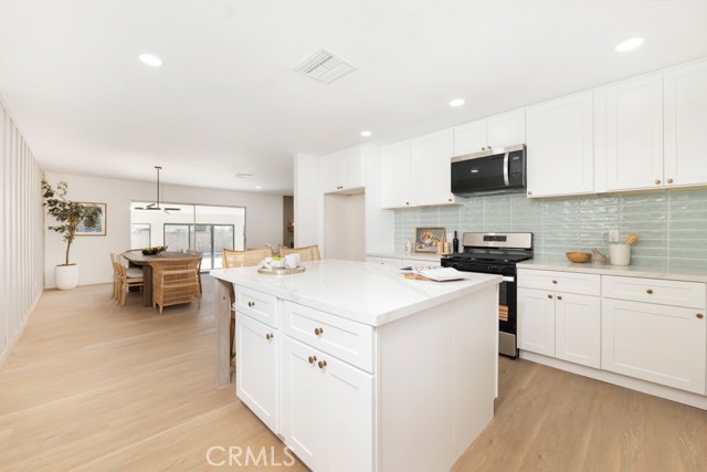 Detail Gallery Image 11 of 23 For 19844 Hemmingway St, Winnetka,  CA 91306 - 4 Beds | 2 Baths