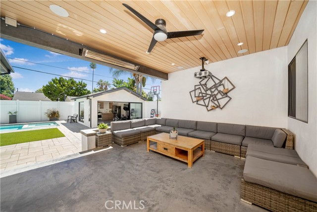 Detail Gallery Image 13 of 24 For 5706 Cedros Ave, Sherman Oaks,  CA 91411 - 4 Beds | 4 Baths