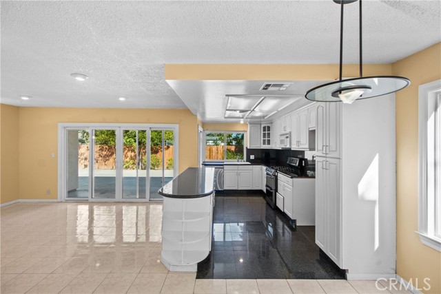 Detail Gallery Image 8 of 25 For 18123 Delano St, Tarzana,  CA 91335 - 3 Beds | 2 Baths