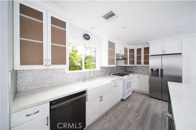 Detail Gallery Image 2 of 18 For 22149 Victory Bld, Woodland Hills,  CA 91303 - 3 Beds | 3 Baths