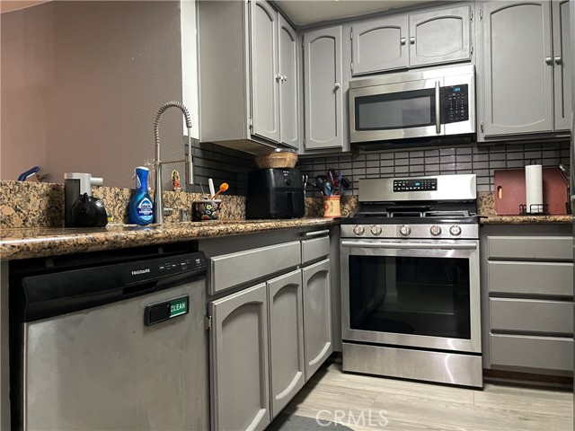 Detail Gallery Image 12 of 26 For 7800 Topanga Canyon Bld #208,  Canoga Park,  CA 91304 - 3 Beds | 2 Baths