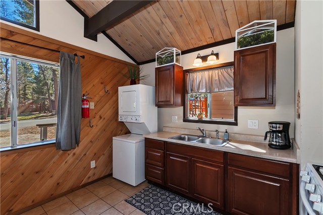 254 Wabash Lane, Sugarloaf CA: https://media.crmls.org/medias/61f4b1f3-7836-4477-b9f7-26479d332502.jpg