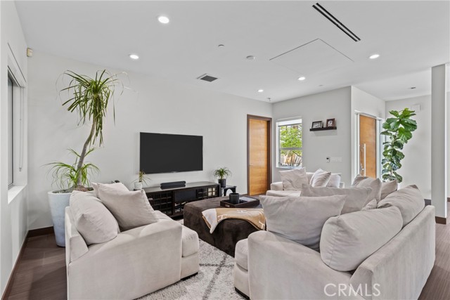 16424 Marbro Drive, Encino CA: https://media.crmls.org/medias/61f5dc9e-1ad4-43c7-a660-a1084b29bd60.jpg