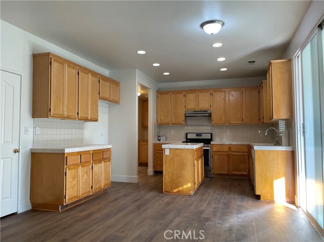 Detail Gallery Image 4 of 12 For 13849 Bluegrass, Victorville,  CA 92392 - 5 Beds | 4 Baths