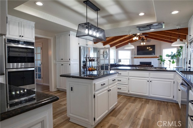 31150 Mariposa Place, Temecula CA: https://media.crmls.org/medias/61f7e5d1-bc97-489e-8970-de05931561e4.jpg