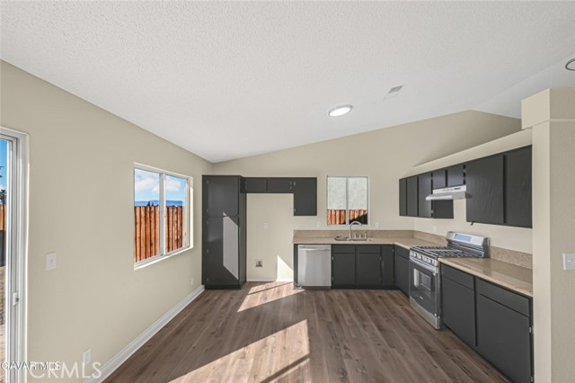 Detail Gallery Image 9 of 28 For 1048 Sequoia Lane, Rosamond,  CA 93560 - 3 Beds | 2 Baths