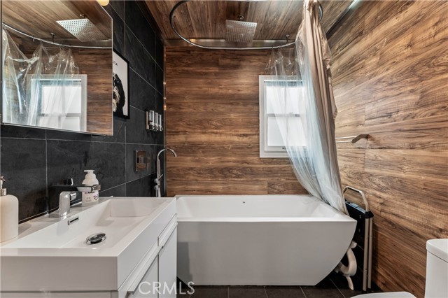 2818 S Holt Avenue, Los Angeles CA: https://media.crmls.org/medias/61fae80b-badd-4394-85a1-6f0858087cc1.jpg