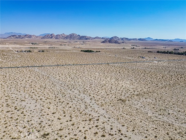 37898 Old Woman Springs Road, Lucerne Valley CA: https://media.crmls.org/medias/61ff2381-17e6-4efa-b349-dabea7d73d30.jpg
