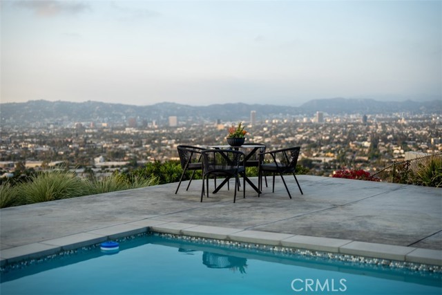 4139 S Cloverdale Avenue, Los Angeles CA: https://media.crmls.org/medias/6202571c-bd68-47c6-8fa4-d07c14f04316.jpg