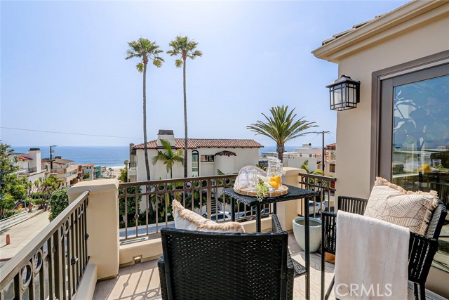 Detail Gallery Image 1 of 53 For 303 7th St a,  Manhattan Beach,  CA 90266 - 3 Beds | 3/1 Baths