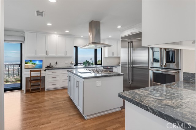 3300 Crownview Drive, Rancho Palos Verdes CA: https://media.crmls.org/medias/6206d730-8602-46c3-90cc-2b6827ba25c9.jpg