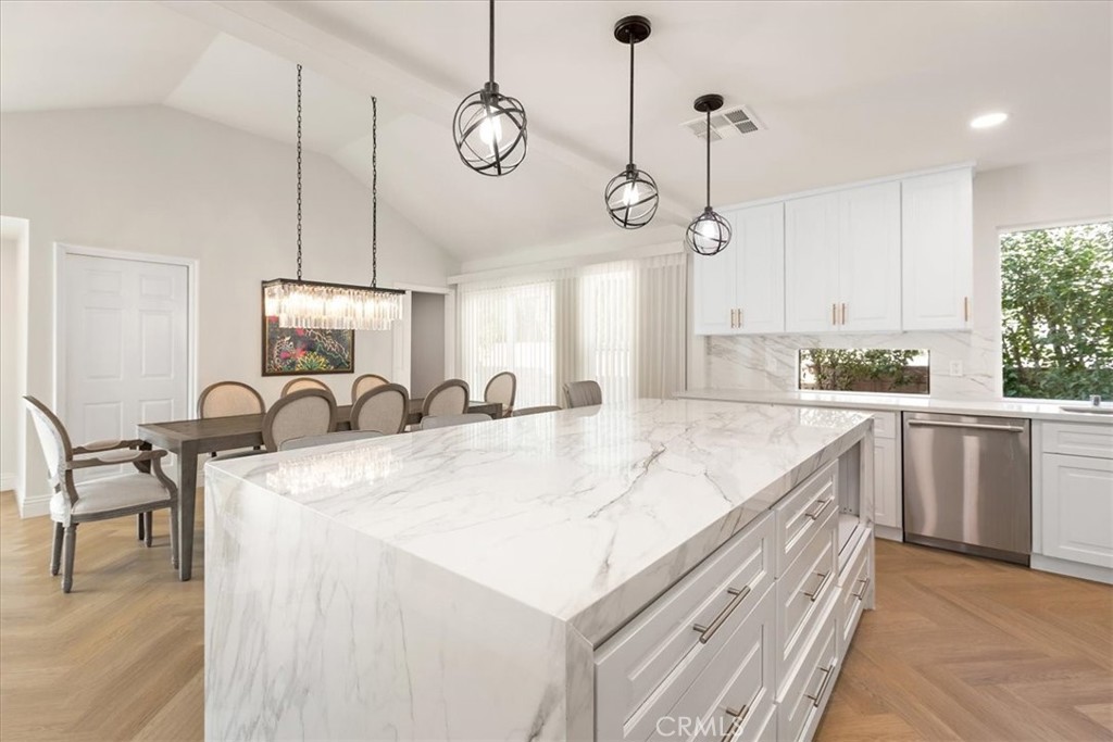 https://media.crmls.org/medias/62099999-9620-4b75-897c-e40c0a8e37a0.jpg?preset=X-Large