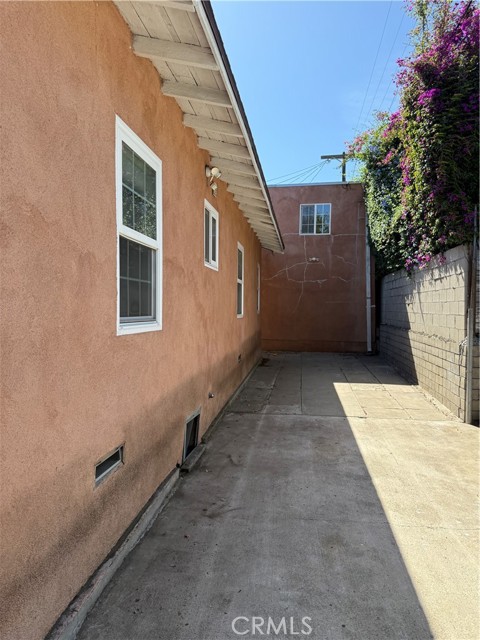 1113 N Avenue 50, Los Angeles CA: https://media.crmls.org/medias/620cf781-7ab2-4852-8ef7-6a9d1e492d77.jpg
