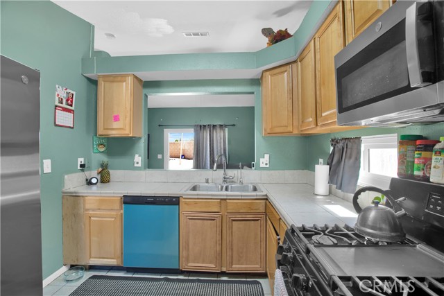 Detail Gallery Image 7 of 16 For 9967 Payne Ct, Adelanto,  CA 92301 - 4 Beds | 2 Baths