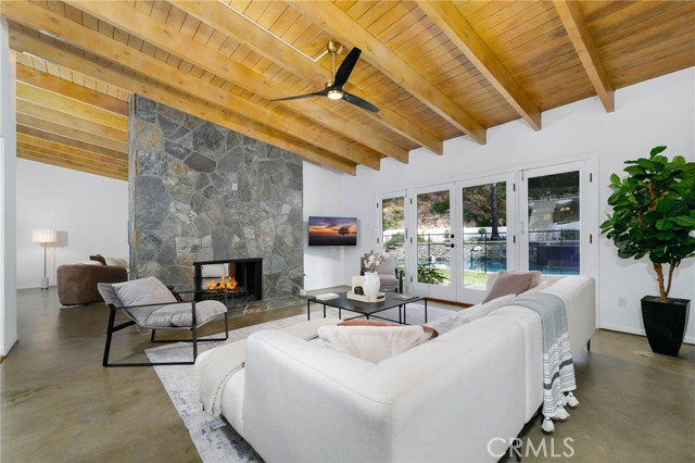 4676 Arriba Drive, Tarzana CA: https://media.crmls.org/medias/62118fc5-5b8f-4267-8efb-b5b01c11e59a.jpg