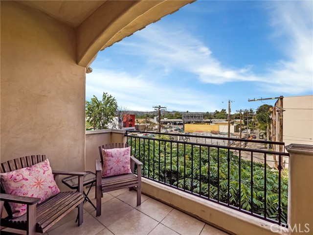 Detail Gallery Image 11 of 21 For 11280 La Maida #401,  North Hollywood,  CA 91601 - 3 Beds | 2/1 Baths