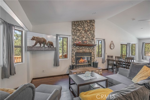 Detail Gallery Image 5 of 41 For 474 Lakewood Ln, Big Bear Lake,  CA 92315 - 3 Beds | 2 Baths