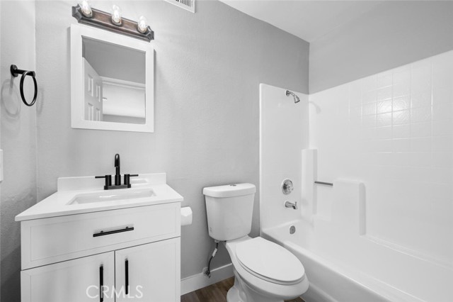 645 Chestnut Avenue, Long Beach CA: https://media.crmls.org/medias/6216d64e-0232-4741-a672-99f81a89bb36.jpg