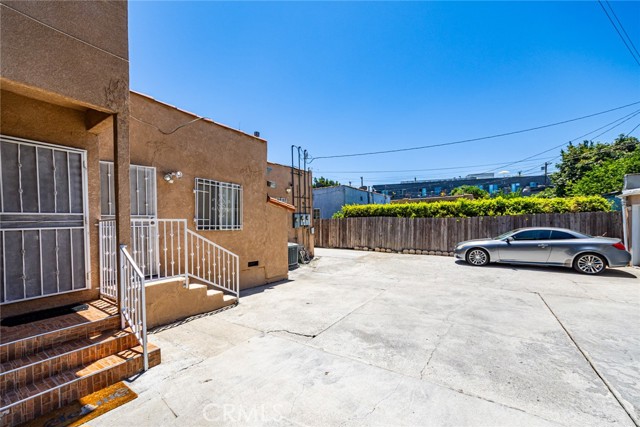 2525 S Cochran Avenue, Los Angeles CA: https://media.crmls.org/medias/6219bf73-a11d-4477-8cc5-b2b1e5d71568.jpg