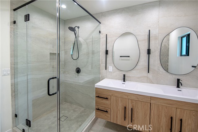 Detail Gallery Image 3 of 19 For 7760 Independence Ave, Canoga Park,  CA 91304 - 4 Beds | 2/1 Baths