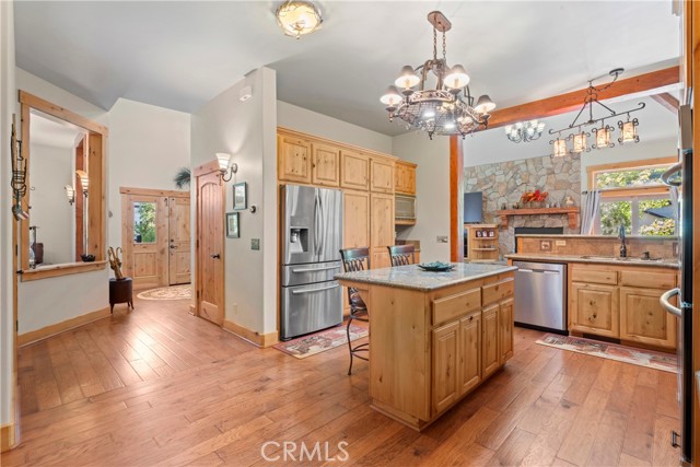 1034 Teakwood Drive, Lake Arrowhead CA: https://media.crmls.org/medias/621c6d19-465f-43c0-b89e-848ccd7a0cc7.jpg