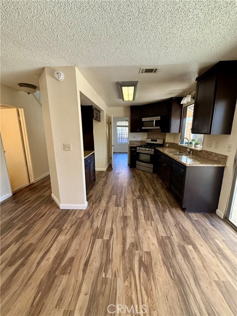 13735 Gemini Street, Victorville CA: https://media.crmls.org/medias/621d2f89-9a77-4e9b-8ddc-ebd7abec2c95.jpg