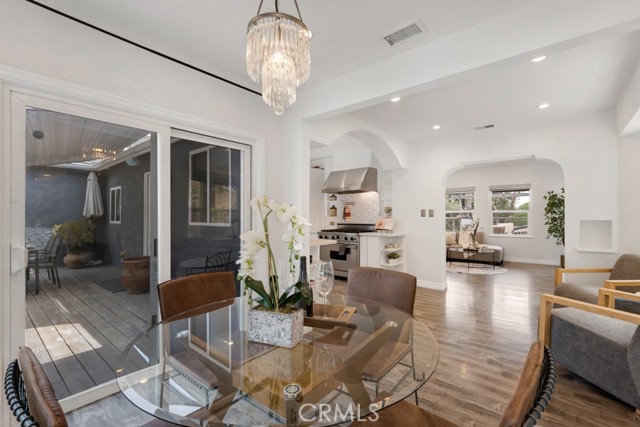 Detail Gallery Image 4 of 29 For 19419 Oxnard St, Tarzana,  CA 91356 - 4 Beds | 4 Baths