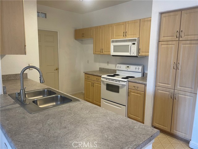 24909 Madison Avenue, Murrieta CA: https://media.crmls.org/medias/621e67fd-820e-4ddb-b1fb-3771076480f9.jpg