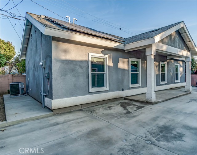 Detail Gallery Image 4 of 22 For 13940 Brightwell Ave, Paramount,  CA 90723 - 2 Beds | 2 Baths