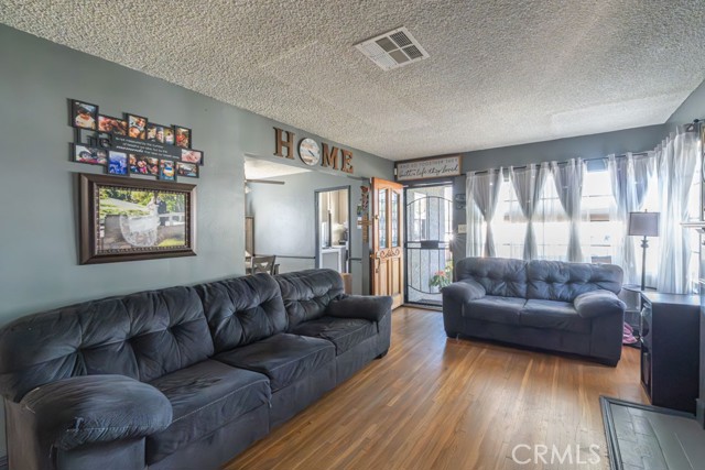 6933 Delta Avenue, Long Beach CA: https://media.crmls.org/medias/62227ba9-75be-43b4-afe2-e8067be1bfe4.jpg