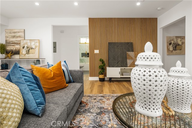 6005 S La Brea Avenue, Los Angeles CA: https://media.crmls.org/medias/6227cb69-6e73-4189-9557-01d3107d8c44.jpg