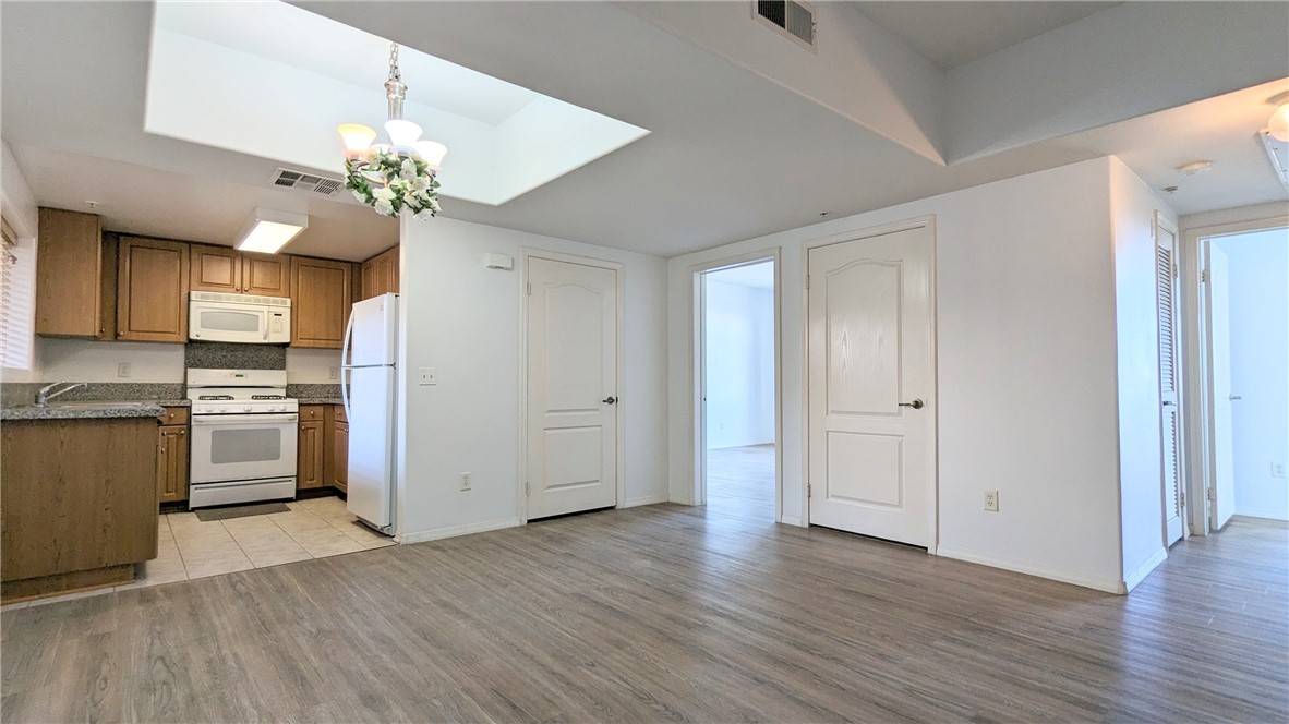 Detail Gallery Image 5 of 14 For 200 N 5th St #309,  Alhambra,  CA 91801 - 2 Beds | 2 Baths