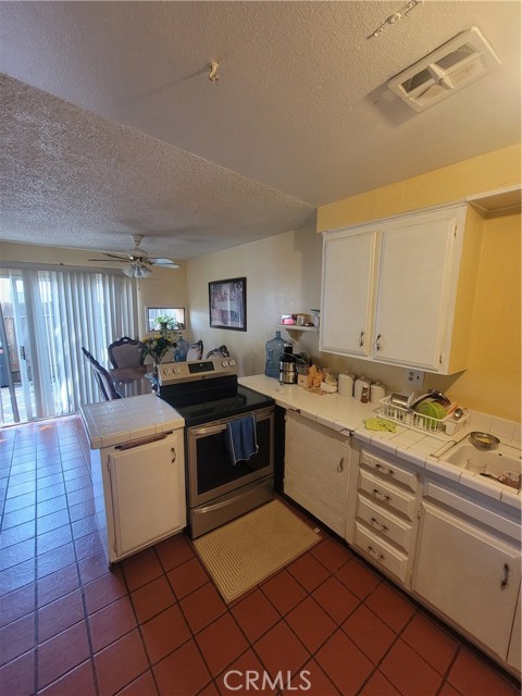 Detail Gallery Image 3 of 9 For 521 S Lyon St #85,  Santa Ana,  CA 92701 - 2 Beds | 1/1 Baths