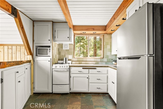 Detail Gallery Image 8 of 29 For 31661 Wagon Wheel, Running Springs,  CA 92382 - 3 Beds | 1/1 Baths