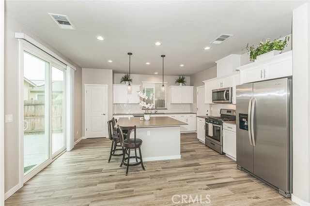 Detail Gallery Image 10 of 39 For 4085 N Sandrini, Fresno,  CA 93723 - 3 Beds | 2/1 Baths