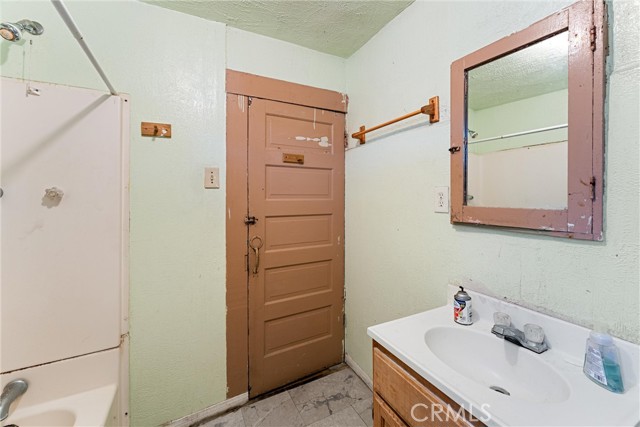 Detail Gallery Image 10 of 16 For 1749 E 43rd St, Los Angeles,  CA 90058 - 2 Beds | 1 Baths