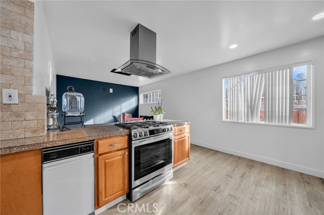 Detail Gallery Image 7 of 47 For 7044 Nestle Ave, Reseda,  CA 91335 - 4 Beds | 3 Baths