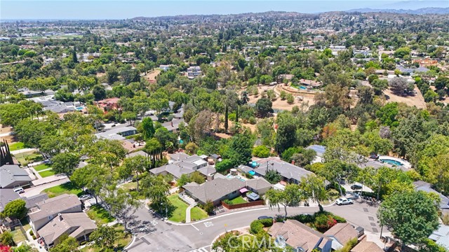Image 4 of 62 For 701 Valley View Drive