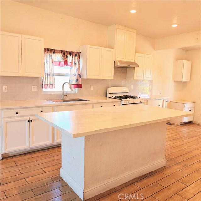 Detail Gallery Image 4 of 18 For 2425 S 10th St, Fresno,  CA 93725 - 2 Beds | 2 Baths