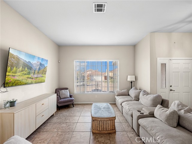 Detail Gallery Image 9 of 32 For 17557 Caprice, Victorville,  CA 92395 - 3 Beds | 2 Baths