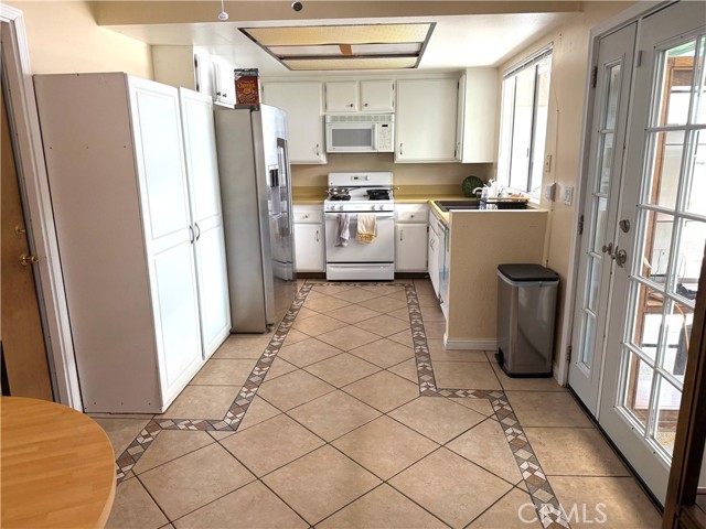 Detail Gallery Image 4 of 14 For 305 King Ct, Hemet,  CA 92543 - 2 Beds | 2 Baths