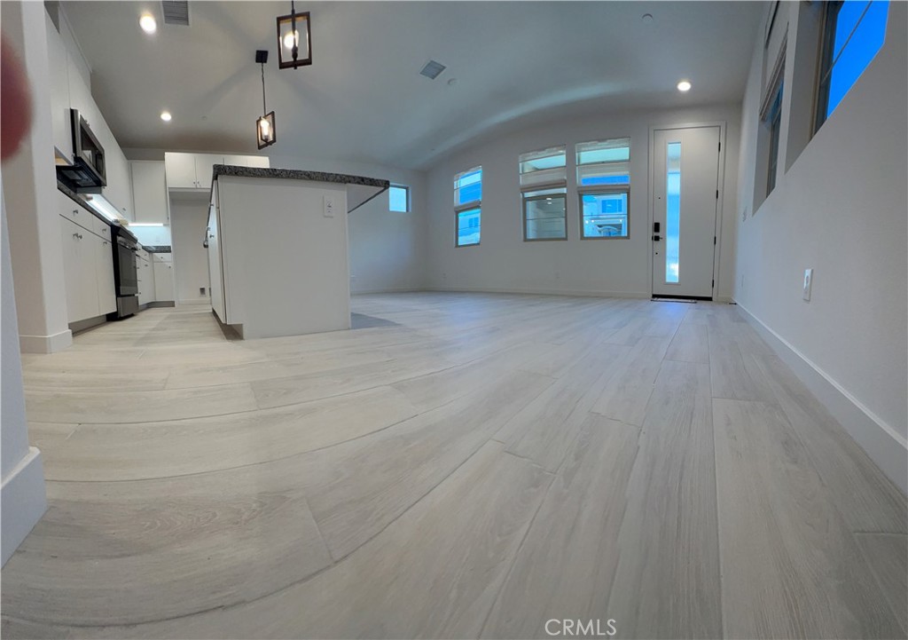 https://media.crmls.org/medias/62407591-fd47-4f74-8112-26903e92ff57.jpg?preset=X-Large