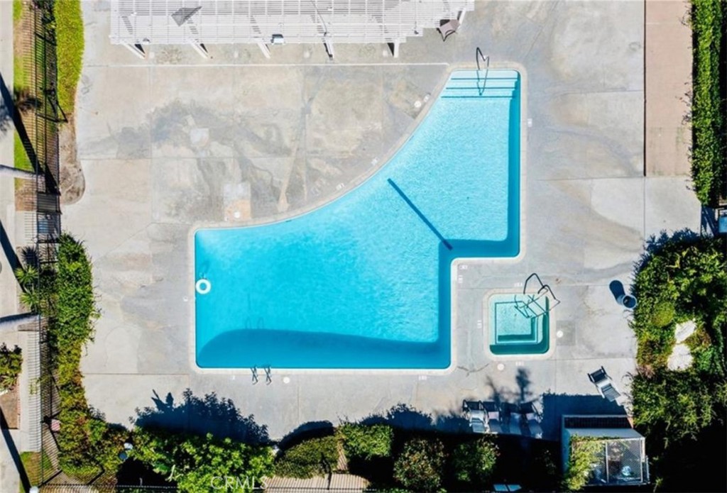 https://media.crmls.org/medias/6241071f-065d-460e-a4f5-97606d26bddc.jpg?preset=X-Large